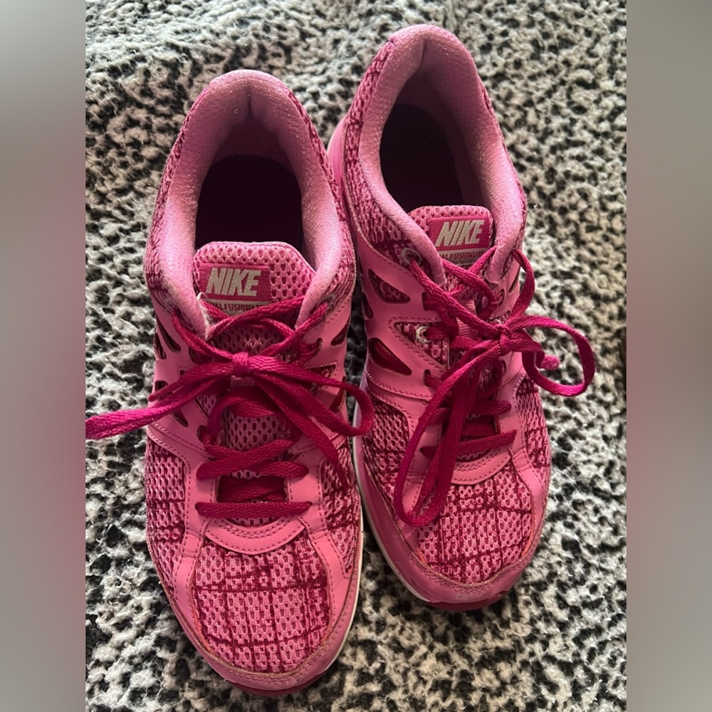 Nike Dual Fusion Lite 8 1/2 shoes. Excellent condition. Beautiful